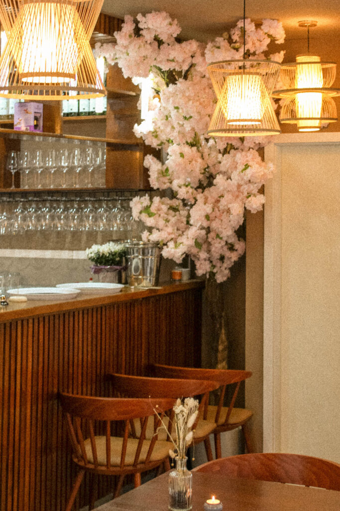 Bar mit Kirschblüten
